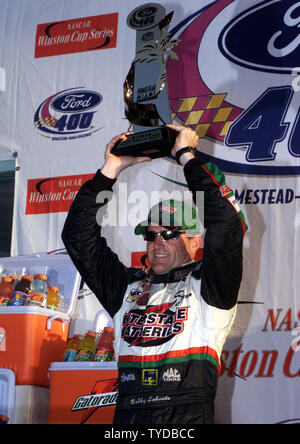 Bobby Labonte celebra vincendo la NASCAR Ford 400, ad Homestead Miami Speedway, Miami Florida, 16 novembre 2003. (UPI foto/Ciad Cameron) Foto Stock