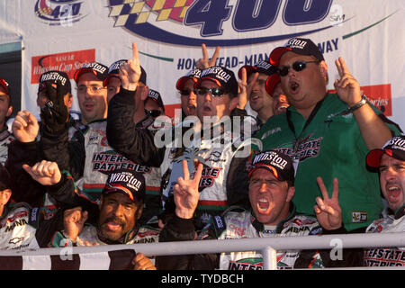 Bobby Labonte celebra vincendo la NASCAR Ford 400 con i tuoi compagni di squadra, a Homestead Miami Speedway, Miami Florida, 16 novembre 2003. (UPI foto/Ciad Cameron) Foto Stock