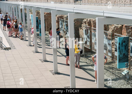 Berlino, Germania - Giugno, 2019: persone al Museo Storico, Topografia del terrore, una mostra all'aperto presso il Muro di Berlino a Berlino Foto Stock