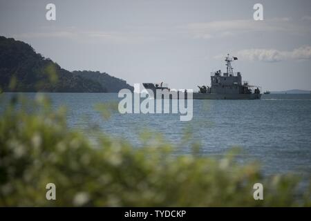 SIHANOUKVILLE, Cambogia (nov. 2, 2016) - Un Royal Navy cambogiano amphibious landing craft è in corso durante la cooperazione a galla la prontezza e la formazione (Carati) Cambogia, 2016. Carato è una serie annuale di esercizi marittimo tra Stati Uniti Navy, U.S. Marine Corps e le forze armate di nove nazioni partner di includere il Bangladesh, Brunei, Cambogia, Indonesia, Malaysia, Filippine, Singapore, Thailandia e Timor Est. Foto Stock