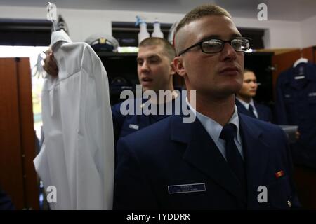 Stati Uniti Coast Guard Petty Officer di 2a classe di Michael Lynch, un trainer per gli Stati Uniti il cerimoniale Guardia d'onore, ispeziona le uniformi di U.S. Coast Guard marinaio Jagger Kaber, un non-rate con l'USCG-CHG nov. 2, 2016 presso la Guardia d'onore caserma della Guardia Costiera di telecomunicazione e sistemi di informazione della stazione di comando ad Alessandria, Va. Il Coast Guard cerimoniale di guardia d'onore rappresenta il comandante della USCG, Distretto Militare di Washington e la United States Coast Guard attraverso operazioni di cerimoniale detenute prima i leader del mondo e dignitari. Essi sono pianificati per partecipare Foto Stock