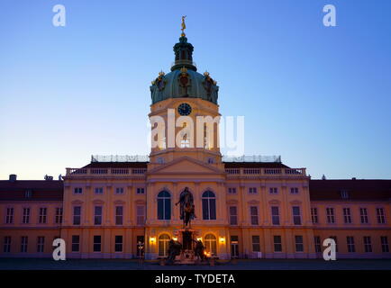 Palazzo di Charlottenburg di Berlino, Germania. Berlin il più grande palazzo splendidamente illuminata di notte, durante le ore di colore blu appena dopo il tramonto. Foto Stock