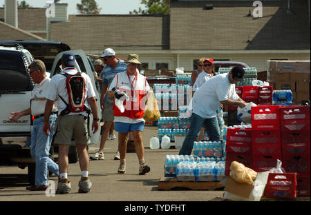 Volontari casi di carico di acqua e cibo a servizi di emergenza presso la prima chiesa battista a Biloxi Mississippi Settembre 6, 2005, durante le conseguenze dell'uragano Katrina. L'uragano Katrina ha devastato New Orleans e U.S. Costa del Golfo membri, causando la morte di centinaia di persone e forse migliaia di residenti. (UPI foto/Steve Mitchell) Foto Stock