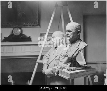 Fotografia del Presidente Truman in posa accanto a un busto, opera dello scultore Nison Tregor, nel Cabinet Room della Casa Bianca. Foto Stock