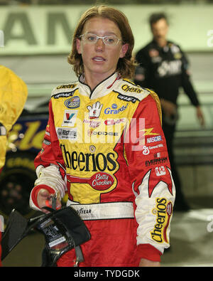 NASCAR Artigiano Truck driver della serie Erin Crocker passeggiate lontano dalla strada pit come la Ford 200 gara è stata rinviata al Homestead-Miami Speedway, a Homestead, Florida, il 18 novembre 2005. (UPI foto/Martin fritta) Foto Stock
