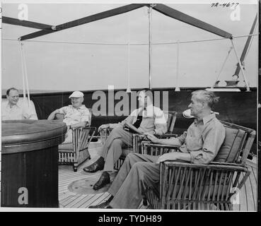 Fotografia del Presidente Truman rilassante per il fiocco del suo yacht, il Museo della Portaerei U.S.S. WILLIAMSBURG, durante la sua vacanza crociera a Key West, Florida: (da sinistra a destra) Charles Murphy, consulente speciale per il Presidente; il Presidente Truman; Admiral Robert Dennison, Navale Aide al Presidente; Charles Ross, premere il Segretario. Foto Stock