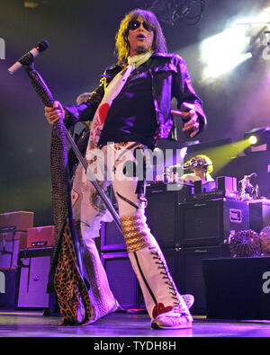 Steven Tyler degli Aerosmith esegue in concerto presso il Bank Atlantic Center di Sunrise in Florida, il 19 gennaio 2006. (UPI foto/Michael Bush) Foto Stock