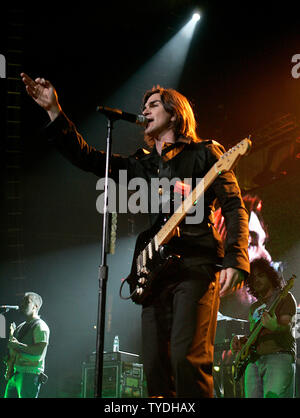 Juanes esegue in concerto presso il Bank Atlantic Center di Sunrise, Florida il 28 gennaio 2006. (UPI foto/Michael Bush) Foto Stock