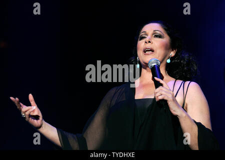 Isabel Pantoja esegue in concerto presso la American Airlines Arena di Miami, in Florida, il 11 marzo 2006. (UPI foto/Michael Bush) Foto Stock