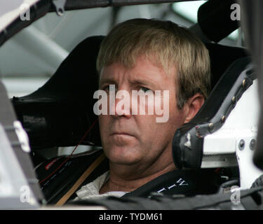 Sterling Marlin siede sulla strada pit nella sua auto in attesa di qualificarsi per la NASCAR Nextel Cup Ford 400 a Homestead-Miami Speedway a Homestead, Florida il 17 novembre 2006. (UPI foto/Ciad Cameron) Foto Stock