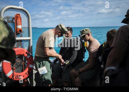 Petty Officer 1. Classe Christopher Chilton, centro subacqueo del team di costruzione (UCT) 2, assegnato al comandante, Task Force (CTF) 75, conduce le immersioni supervisore controlla prima di subacquea le operazioni di demolizione in Diego Garcia nov. 3, 2016. CTF 75 è il primario expeditionary task force responsabile per la pianificazione e la realizzazione di zone costiere operazioni fluviali, l'eliminazione degli ordigni esplosivi, immersioni subacquee di ingegneria e costruzione, e la costruzione di sottomarini negli Stati Uniti 7 flotta area di operazioni. Foto Stock