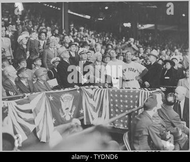 Fotografia del Presidente Truman gettando la prima sfera del 1947 stagione di baseball a Washington's Griffith Stadium, come ammiraglio della flotta Willam Leahy, Washington proprietario Clark Griffith, Washington manager Ossie Bluege, e New York Yankees manager Bucky Harris a guardare. Foto Stock