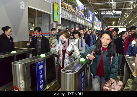 Il 5 gennaio 2019, l'UEM Kunming-Lijiang tenendo le mani in montagna ad ovest del Lago Dianchi e Yulong Snow Mountain aperto il funzionamento. Lijiang, rinomata località turistica nella parte occidentale di Yunnan, è integrato nel national rete ferroviaria ad alta velocità. Sul treno di partenza, cinesi e stranieri di passeggeri e personale viaggiante si radunano per godersi i diversi paesaggi naturali della terra di Yunling, sento l'unico doganale nazionale nel sud di Caiyun e pensare alla bella visione della cinghia e la strada Foto Stock