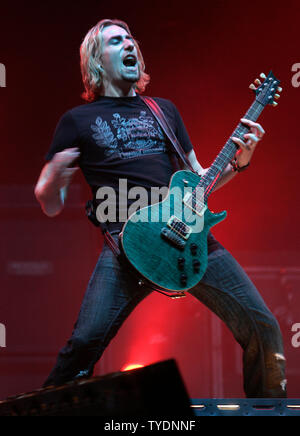 Chad Kroeger con Nickelback esegue in concerto presso il Bank Atlantic Center di Sunrise, in Florida, il 18 marzo 2007. (UPI foto/Michael Bush) Foto Stock