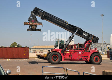 La movimentazione del contenitore carrello. Porto di Haifa, Israele Foto Stock