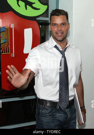 Ricky Martin riceve le chiavi della città di Miami Beach prima di eseguire in concerto sulla serata di apertura del nuovo Fillmore Miami Beach a Jackie Gleason Theatre a Miami Beach il 10 ottobre 2007. (UPI foto/Michael Bush) Foto Stock