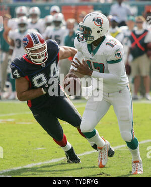 Miami Dolphins Quarterback Cleo Limone (17) tenta di dodge Buffalo Bills difensivo fine Aaron Schobel (94) al Dolphin Stadium di Miami il 11 novembre 2007. Le fatture della Buffalo battere i delfini di Miami 13-10. (UPI foto/Susan Knowles) Foto Stock