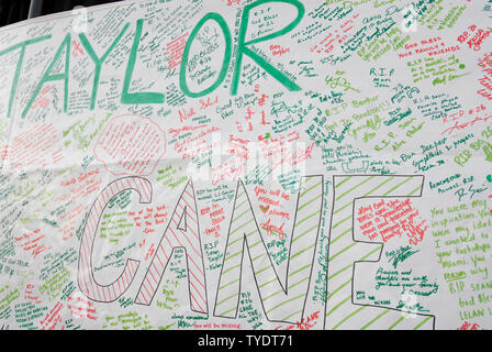 Un banner firmato da studenti e facoltà è presentato alla famiglia di Taylor presso la University of Miami studente del governo Associazione a una fiaccolata tenutasi a Sean Taylor presso la University of Miami Campus in Coral Gables, Florida il 2 dicembre 2007. Taylor è stato girato il 26 novembre 2007 durante un tentativo di effrazione al suo Palmetto Bay home e morì il giorno dopo. (UPI foto/Chris Gordon) Foto Stock