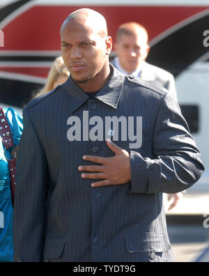 Washington Redskins running back Ladell Betts assiste il servizio funebre di Washington Redskins' safety Sean Taylor all'Arena Pharmed sul campus della Florida International University di Miami il 3 dicembre 2007. Taylor è morto il 27 novembre dopo essere scattato nella sua casa di Miami durante un tentativo di effrazione. (UPI foto/Kevin Dietsch) Foto Stock