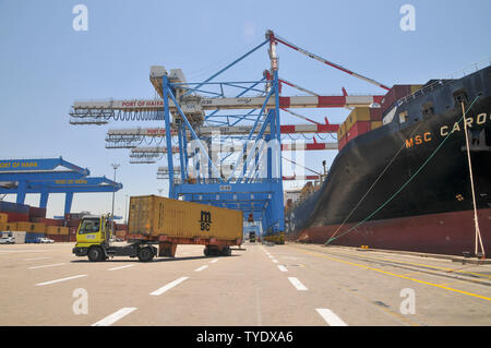 Materiali pericolosi spedizioni, il trasporto e la movimentazione a bordo di navi container. Foto Stock