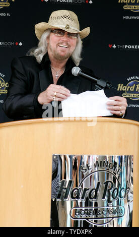 Cantante, compositore Barry Gibb prende il via una carità torneo di poker al Seminole Hard Rock Hotel & Casino in Hollywood Florida il 30 maggio 2008. I vantaggi del torneo il Miami Beach Health Foundation che Gibb è co-presidente del consiglio di amministrazione. (UPI foto/Michael Bush) Foto Stock