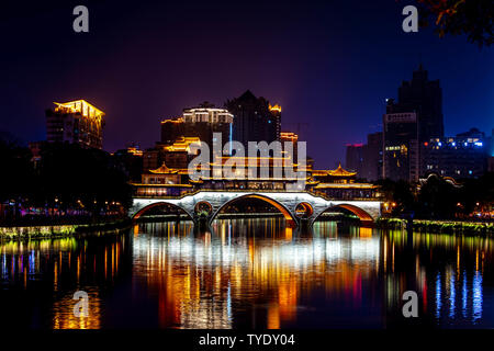 Vista notturna di Anshun ponte coperto nel fiume Fonan, Chengdu Foto Stock