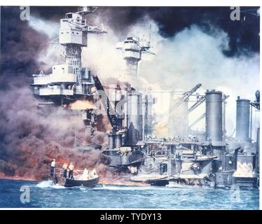 Didascalia originale: Pearl Harbor, HI. Fumo denso rotola fuori di un ardente nave durante l'attacco di Pearl Harbor da parte dei giapponesi. Dicembre 7, 1941. Foto Stock
