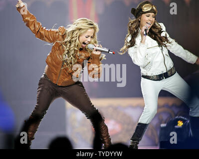 Sabrina Bryan (L) e Adrienne Bailon dei Cheetah Girls esibirsi in concerto presso la American Airlines Arena di Miami in ottobre 25, 2008. (UPI foto/Michael Bush) Foto Stock