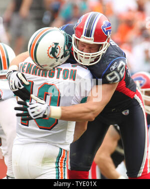 Buffalo Bills difensivo fine Ryan Denney (92) colpisce i delfini di Miami del quarterback Chad Pennington (10) ed è contrassegnato per la sgrossatura il pass nel quarto trimestre al Dolphin Stadium di Miami il 26 ottobre 2008. I Delfini di Miami ha sconfitto le fatture della Buffalo 25-16. (UPI foto/Susan Knowles) Foto Stock