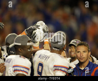 Florida Gator head coach Urban Meyer (R) sorge nel pensiero mentre il suo campione nazionale NCAA Football team festeggia dopo aver sconfitto il Oklahoma Sooners 24-14 nel 2009 FedEx BCS Campionato Nazionale NCAA Football game in Miami Gennaio 8, 2009. (UPI foto/Mark Wallheiser) Foto Stock