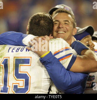 Florida Gator head coach Urban Meyer (R) ed il Gator quarterback e MVP Tim Tebow abbraccio dopo Gators ha sconfitto il Sooners 24-14 nel 2009 FedEx BCS Campionato Nazionale NCAA Football game in Miami Gennaio 8, 2009. (UPI foto/Mark Wallheiser) Foto Stock