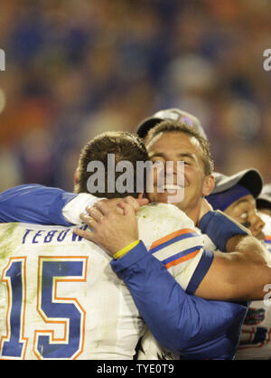 Florida Gator head coach Urban Meyer (R) ed il Gator quarterback e MVP Tim Tebow abbraccio dopo Gators ha sconfitto il Sooners 24-14 nel 2009 FedEx BCS Campionato Nazionale NCAA Football game in Miami Gennaio 8, 2009. (UPI foto/Mark Wallheiser) Foto Stock