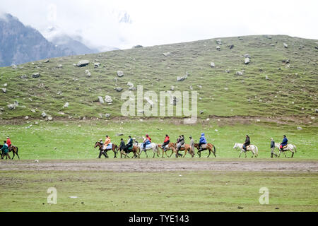 Kashmir India Ottobre 2018 - Vista del paesaggio di Gulmarg una collina popolare destinazione stazione di scena nel periodo estivo di stato indiano del Jammu e Kashmir. Ca Foto Stock