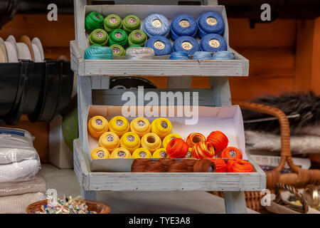 Visualizzazione di colori diversi thread di lavoro di ricamo. Foto Stock