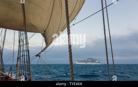 Vista dal ponte di una nave vecchia su una nave da crociera. Foto Stock