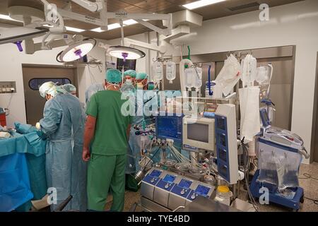 Cuore chirurgo prof. Richard Frey durante intervento chirurgico al cuore in sala operatoria, Bundeswehr Ospedale Centrale Koblenz, Renania-Palatinato, Germania Foto Stock