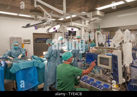 Cuore chirurgo prof. Richard Frey durante intervento chirurgico al cuore in sala operatoria, Bundeswehr Ospedale Centrale Koblenz, Renania-Palatinato, Germania Foto Stock