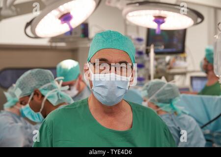 Cuore chirurgo prof. Richard Frey in sala operatoria, Bundeswehr Ospedale Centrale Koblenz, Renania-Palatinato, Germania Foto Stock