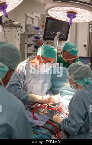 Cuore chirurgo prof. Richard Frey con il team durante una operazione al cuore in sala operatoria, Bundeswehr Ospedale Centrale Koblenz, Renania-Palatinato Foto Stock