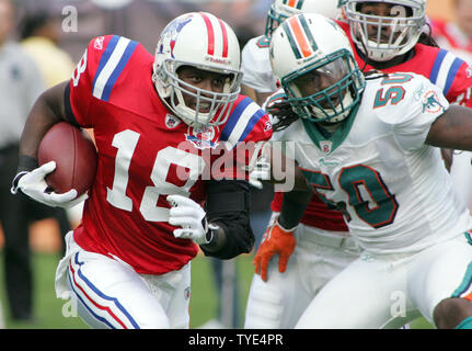 New England Patriots kick returner Matthew Slater (18) corre passato delfini di Miami Erik Walden (5) a Landshark Stadium di Miami il 6 dicembre 2009. I Delfini sconfitti i patrioti 22-21. UPI/Michael Bush Foto Stock