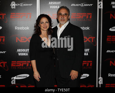 Il cantante Gloria Estefan (L) e musicista/produttore Emilio Estefan arrivare alla ESPN il Magazine nel prossimo appuntamento presso il fountainbleau Miami Beach Super Bowl Party in Miami Beach, Florida il 5 febbraio 2010. Super Bowl XLIV saranno dotati di Indianapolis Colts e New Orleans Saints domenica 7 febbraio. UPI/Aaron M. Sprecher Foto Stock