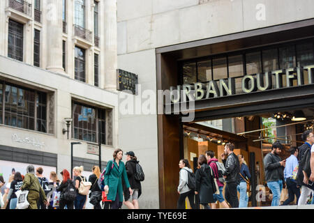 Vista dall'esterno di Urban Outfitters fashion shop. Molti pedoni a piedi da davanti Foto Stock