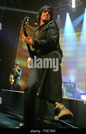 Dean cetta con Stone Temple Pilots esegue in concerto al Seminole Hard Rock Hotel & Casino in Hollywood Florida il 12 ottobre 2010. UPI/Michael Bush Foto Stock
