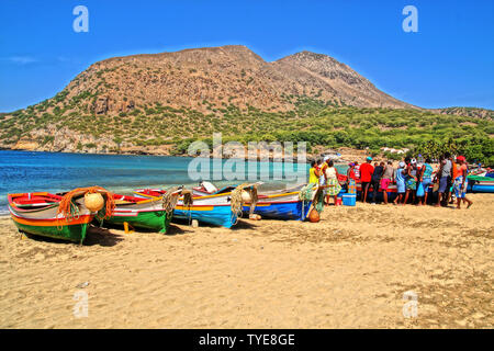 Rientro dalla pesca a Tarrafal beach, isola di Santiago, Capo Verde Foto Stock