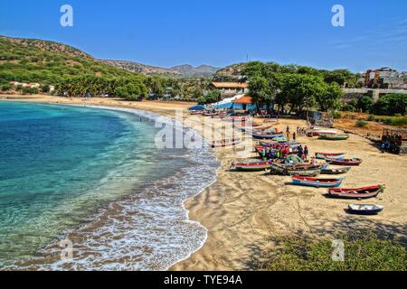 Rientro dalla pesca a Tarrafal beach, isola di Santiago, Capo Verde Foto Stock