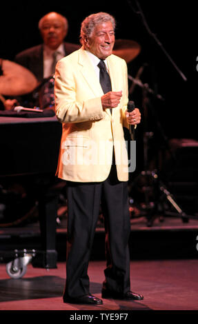 Tony Bennett esegue in concerto al Broward Center for the Performing Arts di Fort Lauderdale, Florida il 5 marzo 2011. UPI/Michael Bush Foto Stock