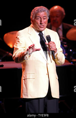 Tony Bennett esegue in concerto al Broward Center for the Performing Arts di Fort Lauderdale, Florida il 5 marzo 2011. UPI/Michael Bush Foto Stock