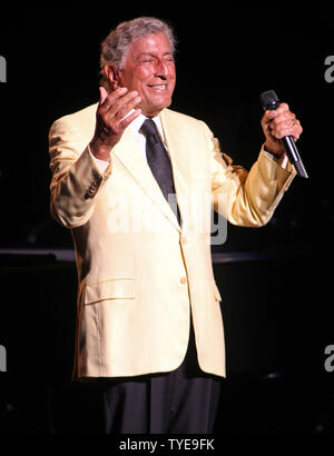 Tony Bennett esegue in concerto al Broward Center for the Performing Arts di Fort Lauderdale, Florida il 5 marzo 2011. UPI/Michael Bush Foto Stock