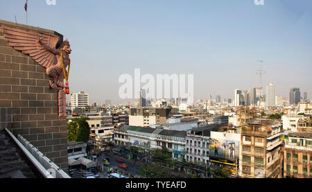 Vista aerea del paesaggio e paesaggio urbano della città di Bangkok da Ufficio Generale delle Poste o Grand edificio postale a Bang Rak District il 1 febbraio 2019 in Bang Foto Stock