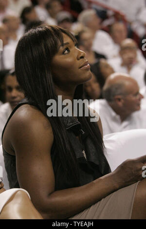 La campionessa di tennis Serena Williams gode il gioco durante il gioco 4 del NBA finali orientali di congresso. Prima metà azione tra Miami Heat e Chicago Bulls presso l'American Airlines Arena, a Miami in Florida il 24 maggio 2011. Il Miami Heat battere i Chicago Bulls 101-93.. UPI/Susan Knowles Foto Stock